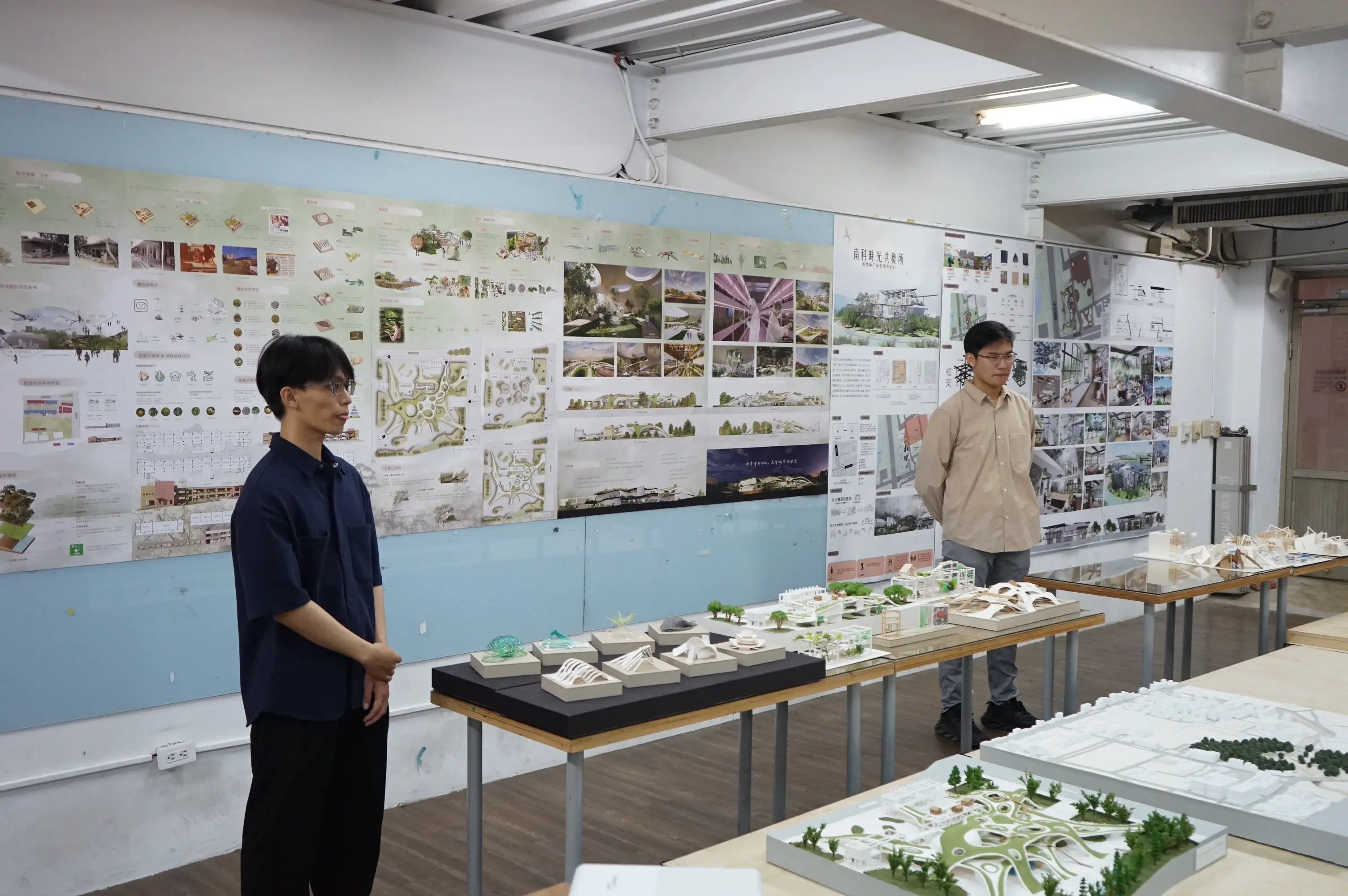 楊丞凱(右)在學期間參與畢業設計評圖，展現出專業素養與設計能力。(圖/崑山科技大學 提供)