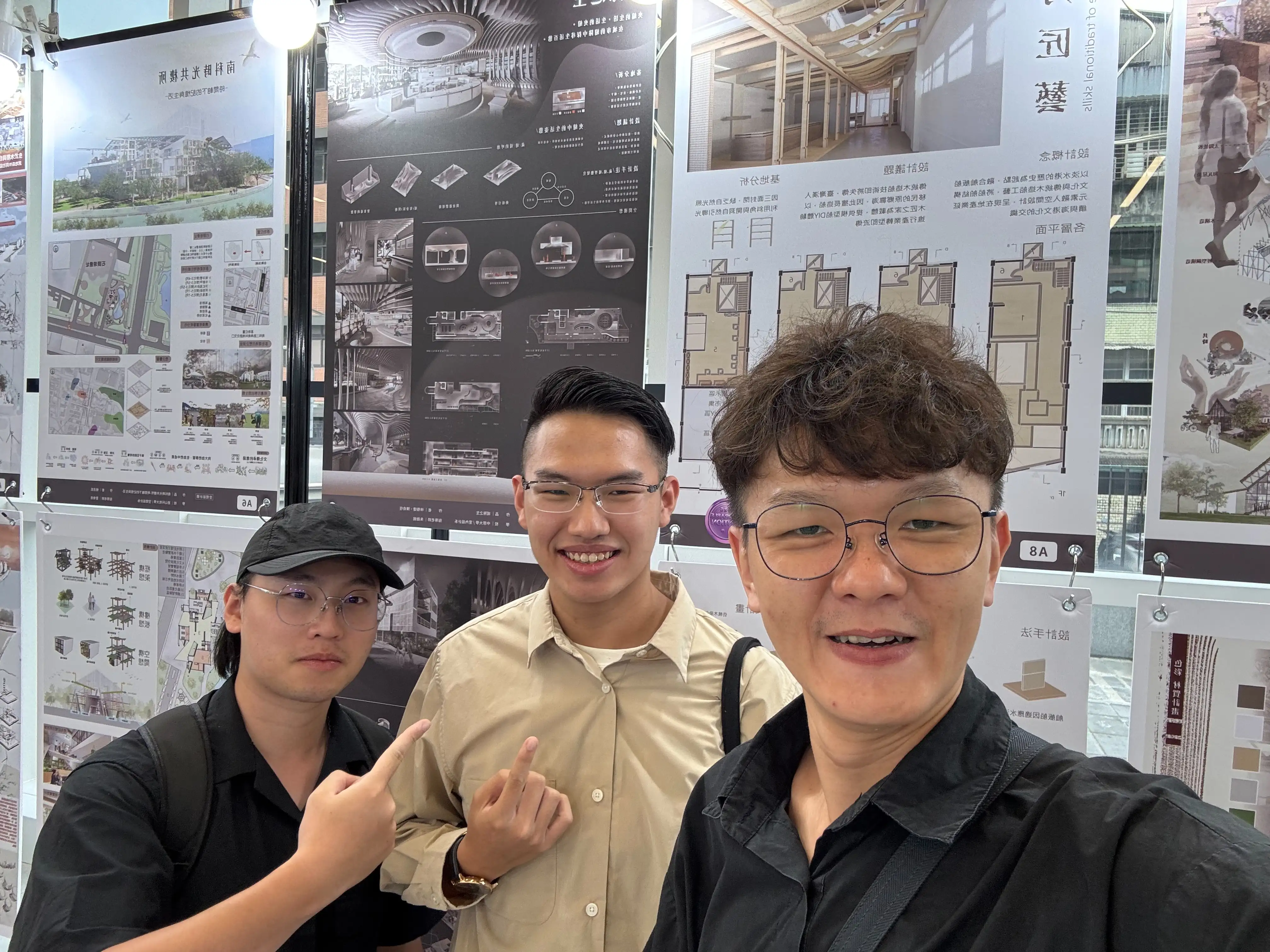 夏偉良老師(右)給予楊丞凱(中)設計上的啟發與指導。(圖/崑山科技大學 提供)
