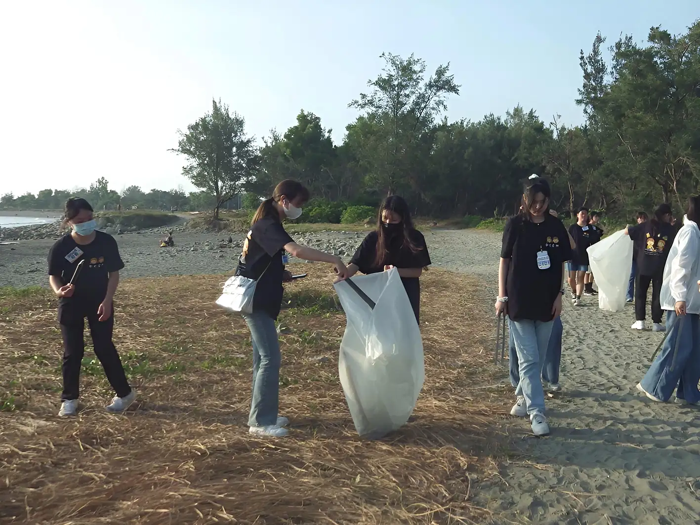 嘉藥學生身體力行體會環境保護的重要性。(圖/嘉南藥理大學 提供)