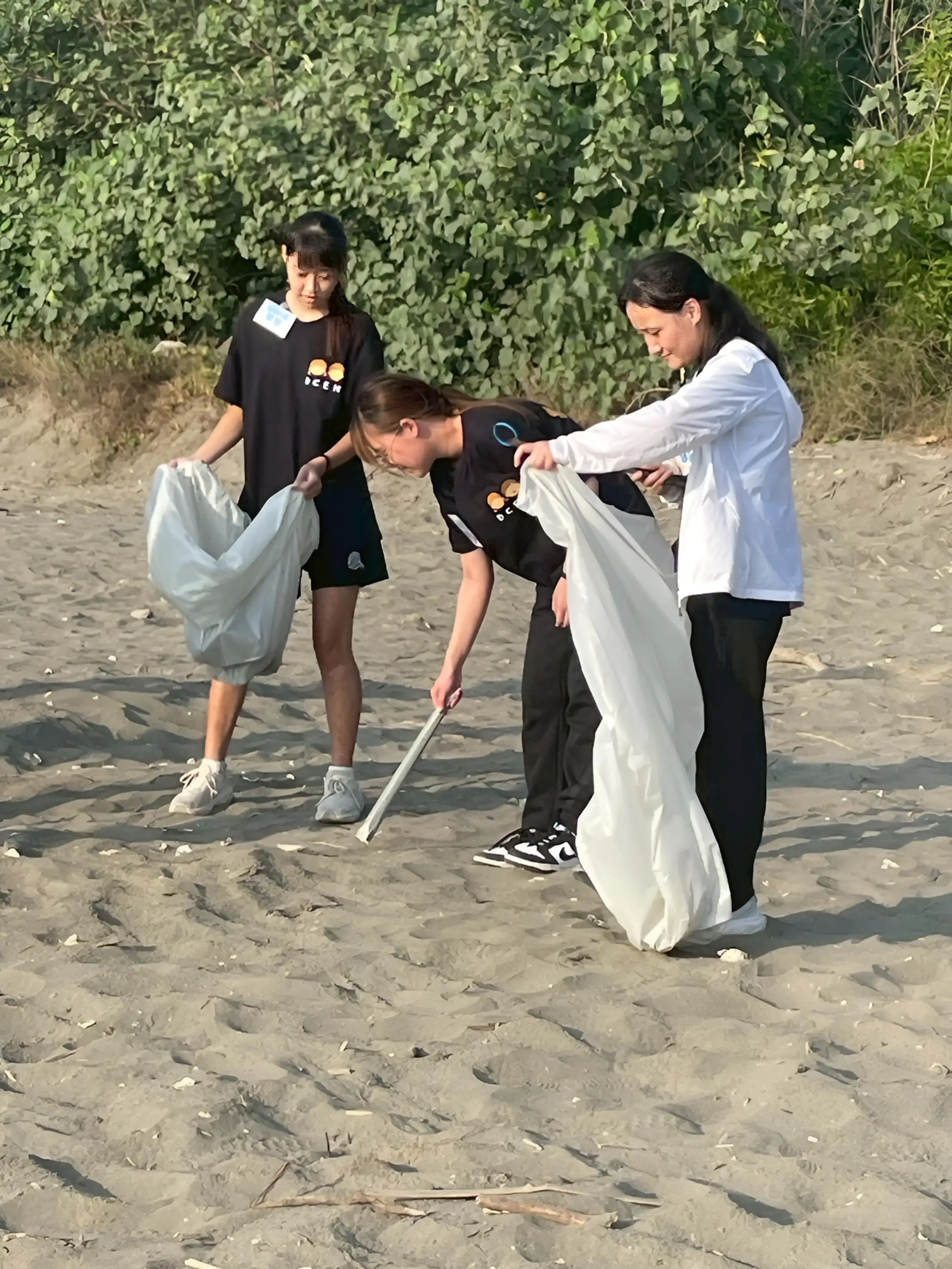 嘉藥學生撿拾海灘上的垃圾,為大自然盡心力。(圖/嘉南藥理大學 提供)