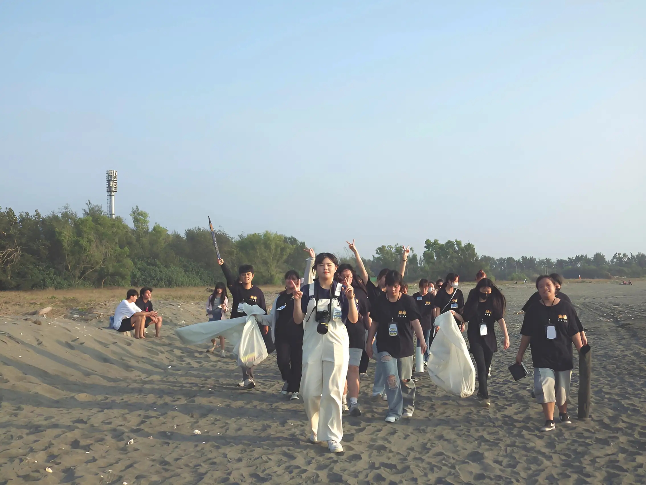 嘉藥幼保系學生以淨灘服務回饋社區生活環境。(圖/嘉南藥理大學 提供)