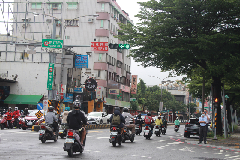 台南市交通路口增設綠燈早開晚閉機制大幅提升用路人行車安全